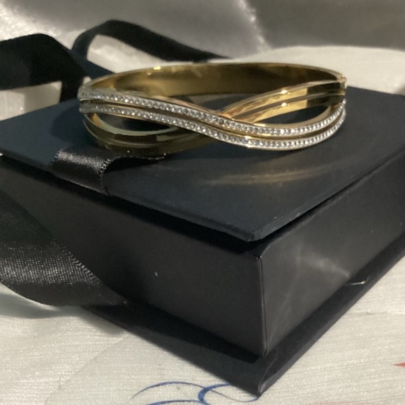 🖤Gorgeous Gold Plated Crossover infinity bracelet bangle - Picture 17 of 17